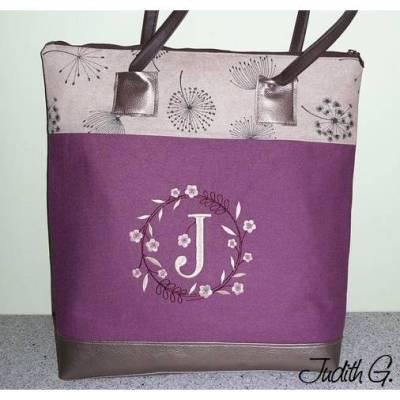 Monogramm  *  J  *  im Frühlings atemberaubendem Blumenkranz - Stickdateien in 5 Größen