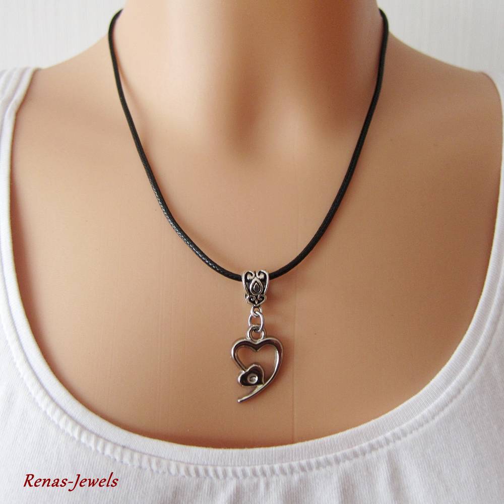 Kurze Herzkette silberfarben mit Herz Anhnger  schwarzes Kunstleder  Halsband handgefertigt