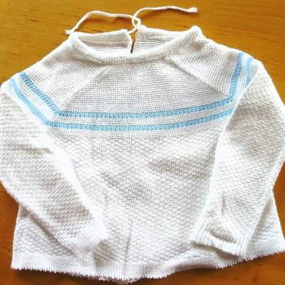 Vintage Babyflügelhemdchen in weiß mit hellblauen Streifen aus den 70er Jahren zeitlos schön