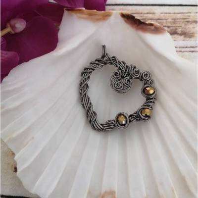 Herz Anhänger mit Mini Wirbeln aus Aludraht mit Goldenen Facetten Perlen/ Valentinstags Geschenkidee/ Drahtschmuck