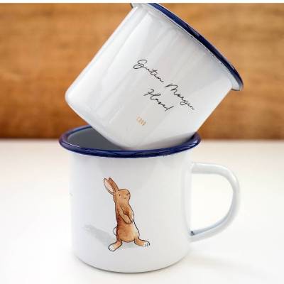 Emaille-Tasse mit Hasen, Geschenk Tasse mit zwei niedlichen Hasen, Kindertasse zum Geburtstag, personalisierbar