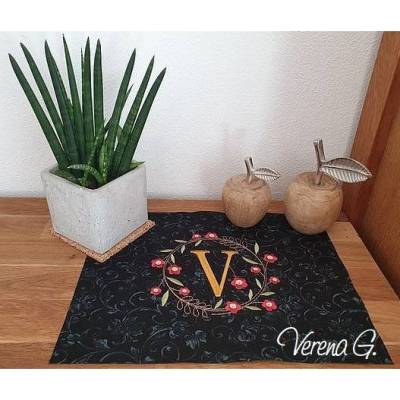 Monogramm  *  V  *  im Frühlings atemberaubendem Blumenkranz - Stickdateien in 5 Größen