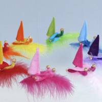 Wichtel-Zwerg auf Feder, Geschenk Geburt, Taufe, Frühlings-Deko