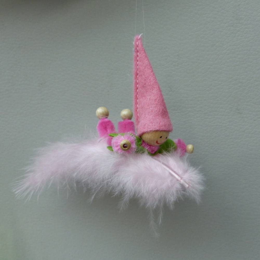 Wichtel-Zwerg auf Feder, Geschenk Geburt, Taufe, Frühlings-Deko Bild 4