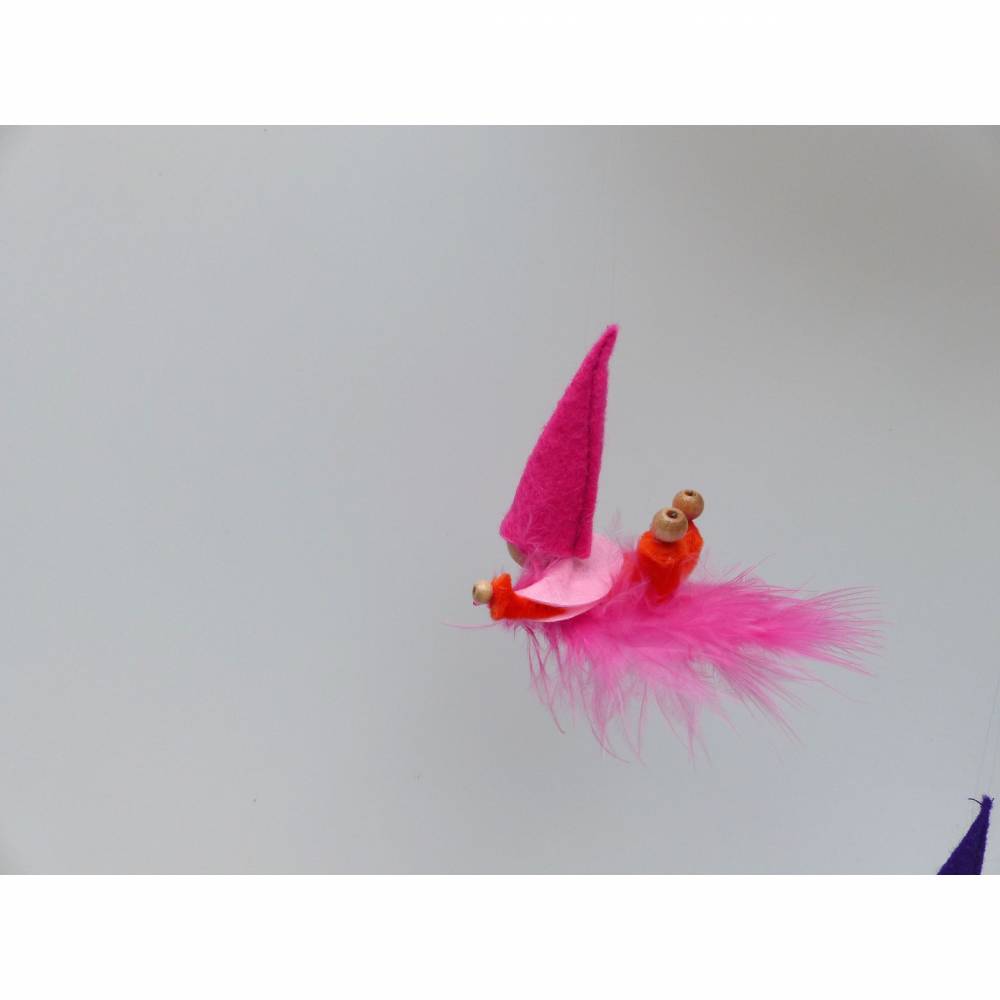 Wichtel-Zwerg auf Feder, Geschenk Geburt, Taufe, Frühlings-Deko Bild 5