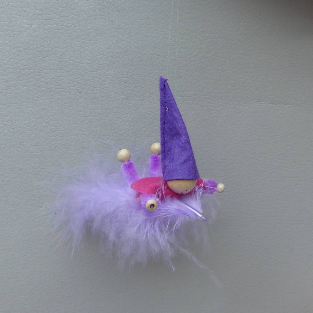 Wichtel-Zwerg auf Feder, Geschenk Geburt, Taufe, Frühlings-Deko Bild 7