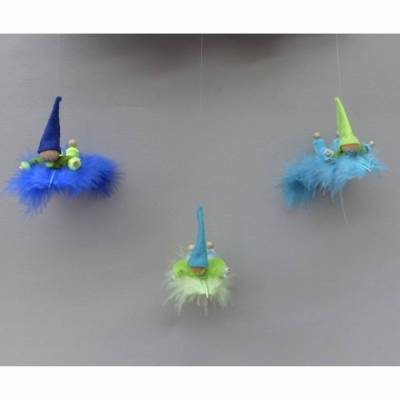 Wichtel-Zwerg auf Feder, Geschenk Geburt, Taufe, Frühlings-Deko