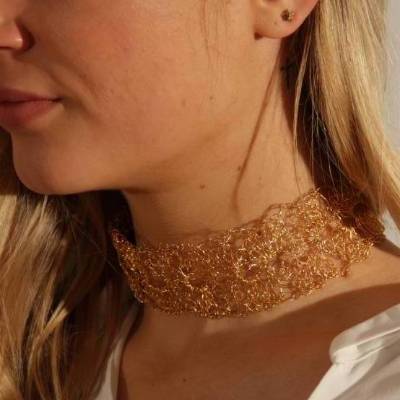 Goldspitze - Choker in gold - gehäkelt im Muschelmuster aus 24ct vergoldetem Draht - bcd manufaktur