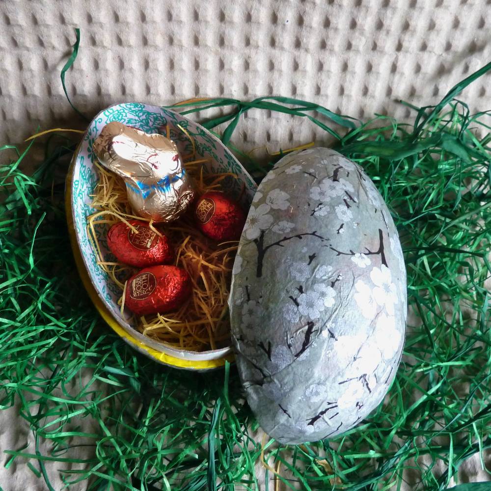 Geschenkschachtel Osterei zum Befüllen "Silberne Pflaumenblüten" Bild 1