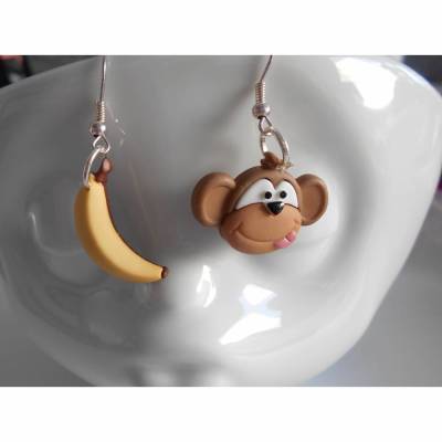 Affe mit Banane   Ohrhänger  kawaii Urwald Zunge raustreckend 