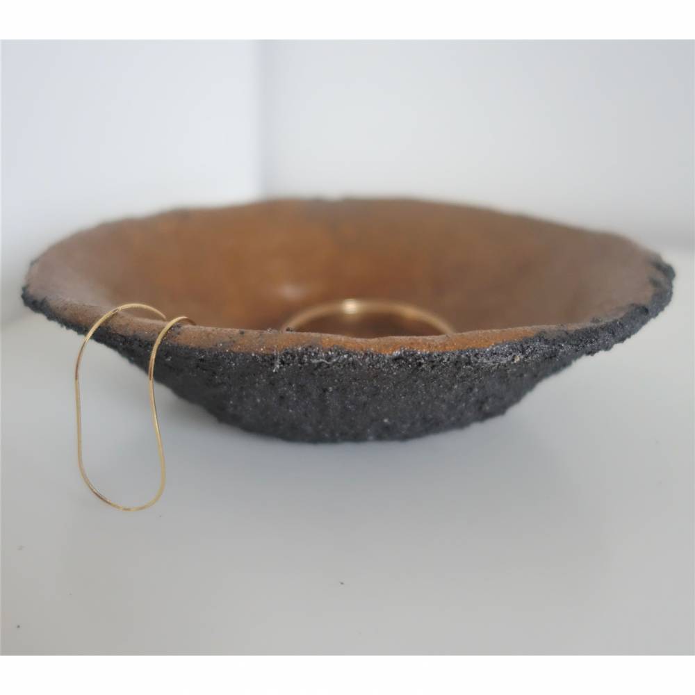 Handgemachte Dekoschale aus Ton Industrial Design | Schüssel grau gold | runde Schale zur Wohnzimmerdeko | Dekoteller al Bild 1