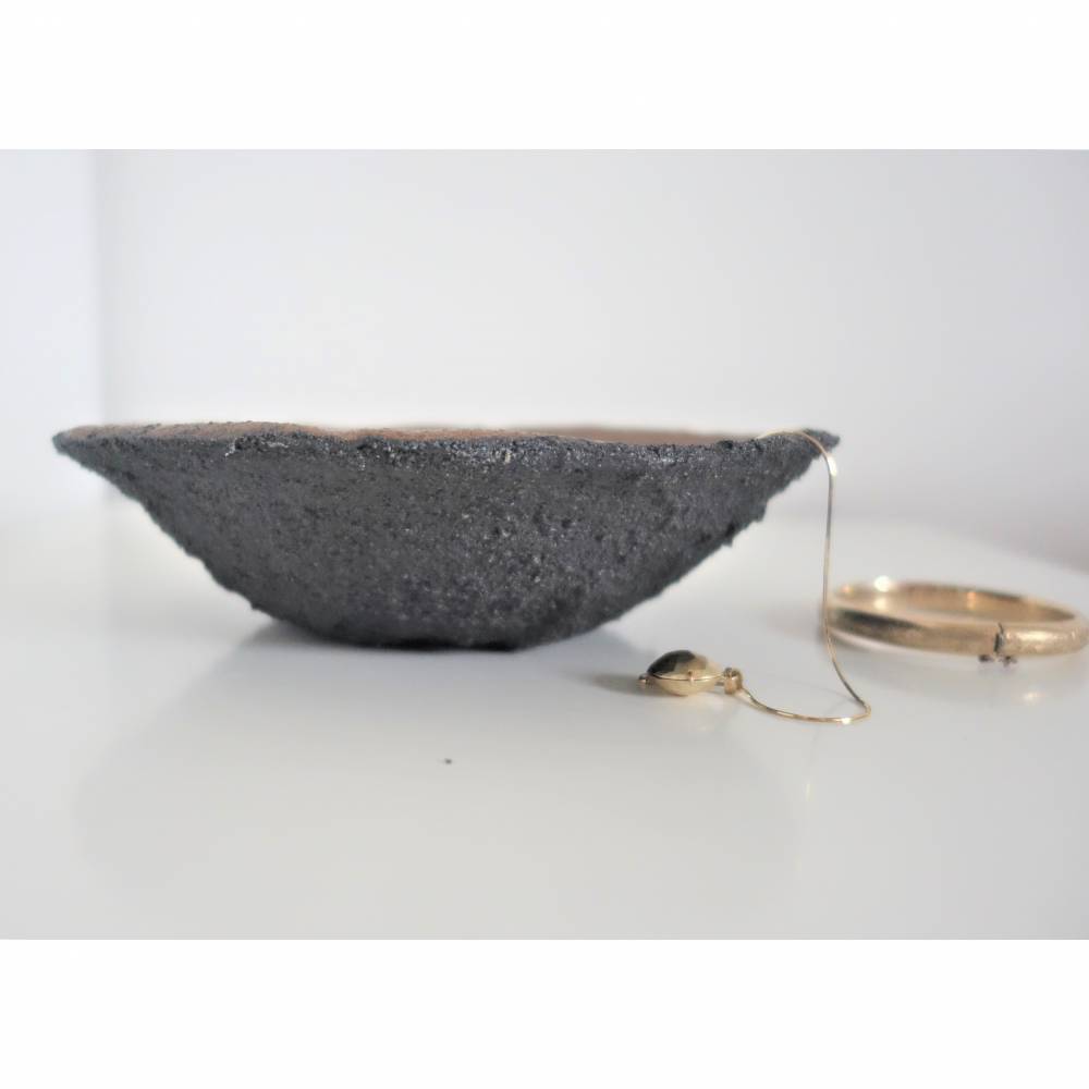Handgemachte Dekoschale aus Ton Industrial Design | Schüssel grau gold | runde Schale zur Wohnzimmerdeko | Dekoteller al Bild 9