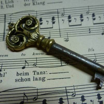 Kleiner alter Schubladen-Schlüssel - Messing