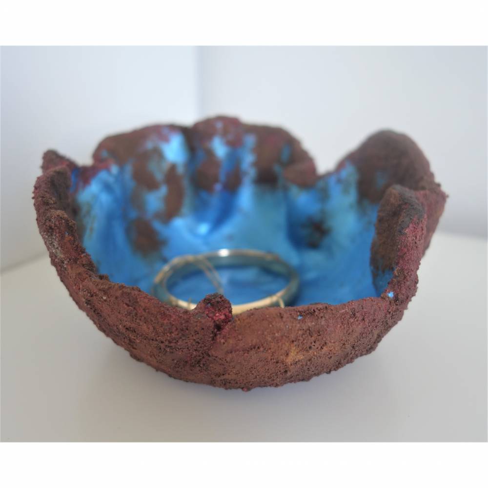 Handgemachte Dekoschale aus Ton in Rostoptik | Schüssel Industrial Design | blaue Schale zur Wohnzimmerdeko | Dekoteller Bild 1