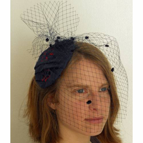 Fascinator Blau mit Tupfenschleier