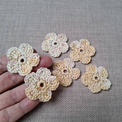 6 kleine Häkelblumen,  Häkelblüten creme beige