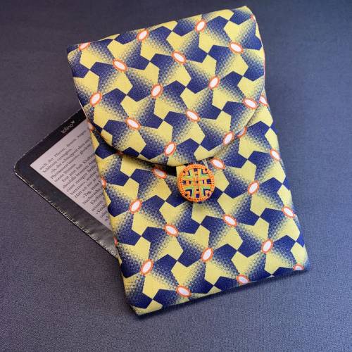 E-Reader-Tasche mit handgearbeitetem Posamentenknopf