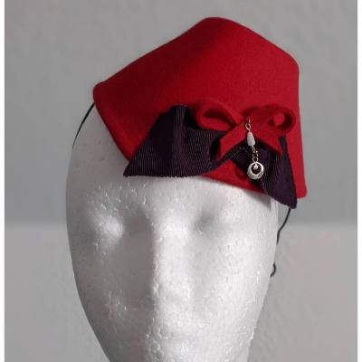 Minihut, Fascinator, Filzhut, Fez, Schiffchen in Rot