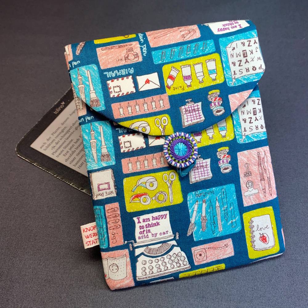 E-Reader-Tasche mit handgearbeitetem Zwirnknopf Bild 1