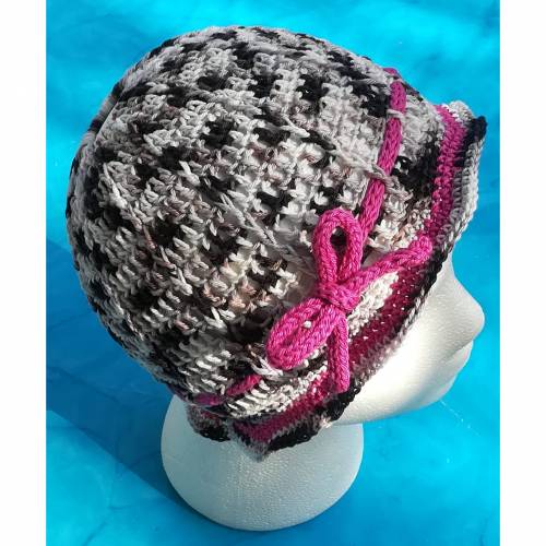 Sonnenhut für Zopf oder Pferdeschwanz gehäkelt Handarbeit schwarz meliert mit pink ca. 52-58 cm