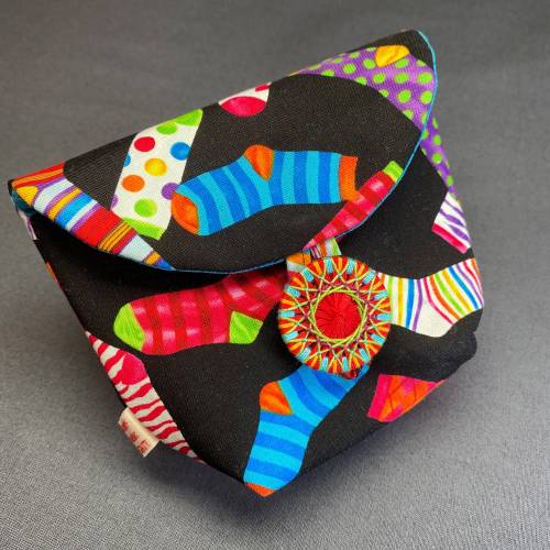 Stofftäschchen mit handgearbeitetem Zwirnknopf