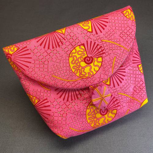 Stofftasche mit handgearbeitetem Posamentenknopf