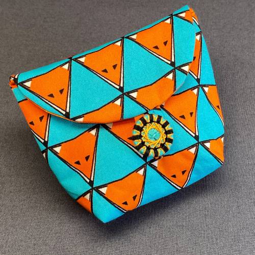Stofftäschchen mit handgearbeitetem Zwirnknopf