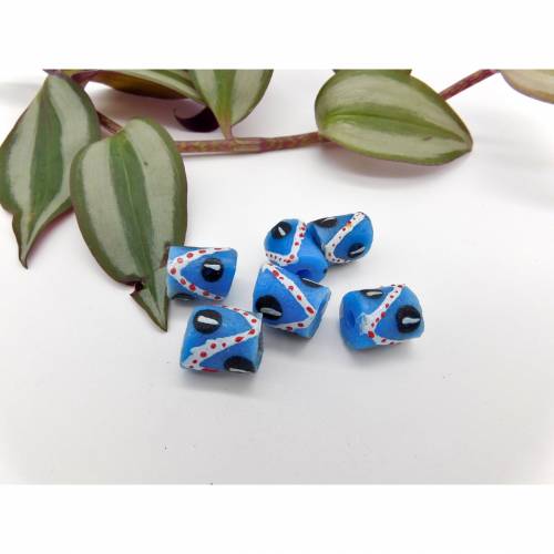 10 Stück - Krobo Pulverglas Perlen aus Ghana - mit Muster - jeansblau, rot, weiß - ca. 12x14mm
