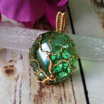 " Goldener " Lebensbaum Anhänger aus einer Messingdraht Fassung mit Grünem Crackle Glas Cabochon