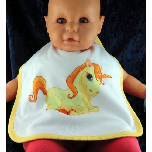 Dieses schöne Babylätzchen mit gelber Umrandung und süßem Einhorn. 