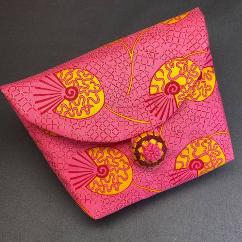 Stofftasche mit handgearbeitetem Posamentenknopf