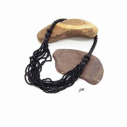 Vintage, Halskette mit schwarzen Kugeln auf Faden aufgezogen