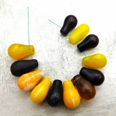 12 Mali Wedding Beads - birnenförmige Hochzeitsperlen aus Mali, böhmische Druckglasperlen - Vintage - gelb, braun