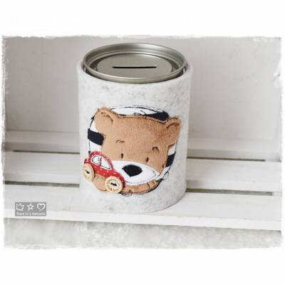 Spardose mit bestickter hellgrauer Filzhülle 'Teddy mit Auto', personalisierbar