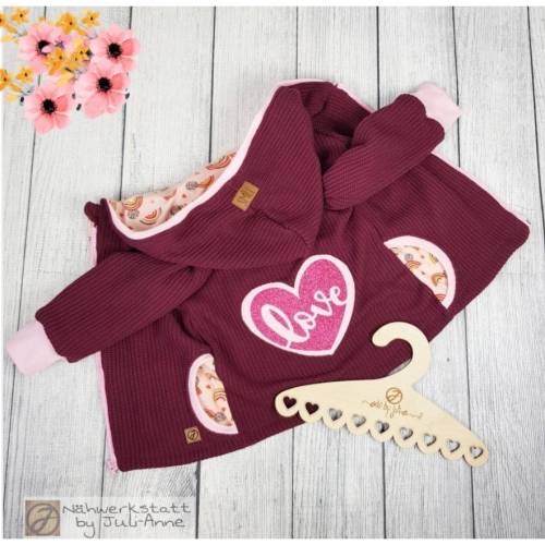 Übergangs-Jacke / Grobstrick-Jacke für Mädchen in Beere mit Herz und Regenbogen 