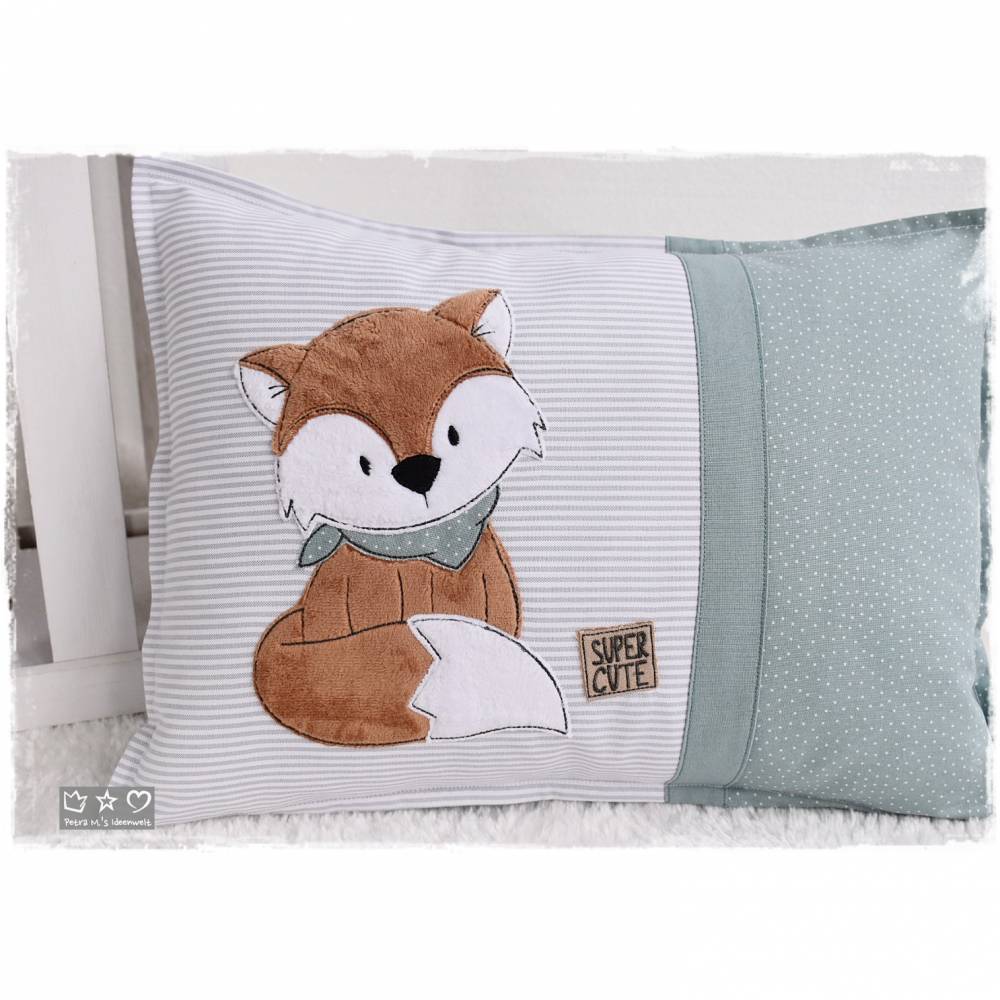 Kissen 30cmx40cm grau/grün/weiß gemustert mit Doodlestickerei Fuchs mit Halstuch, personalisierbar