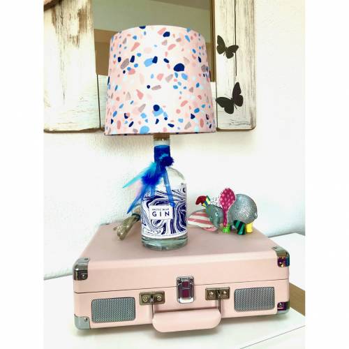Arctic Blue Gin Flaschenlampe mit bunt gepunktetem  Lampenschirm 