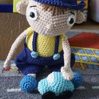 Amigurumi Häkelanleitung für den kleinen Jungen Valentin mit seinem Auto