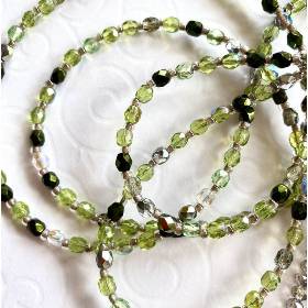 Feine Glasperlenkette grün und silber mit Anhänger