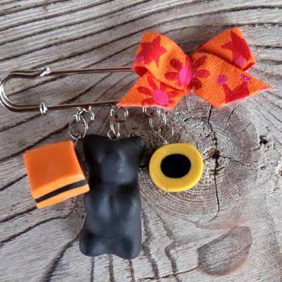 Brosche Kiltnadel   mit handmodelliertem Lakritzkonfekt aus Fimo Polymer Clay