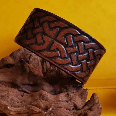 Lederarmband keltische Prägung RLA56 – Breites braunes Vollleder-Armband mit keltischem Motiv, 4 cm breit, 20 cm lang