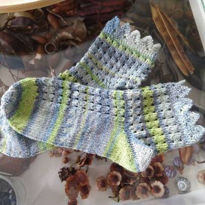 Kindersocken handgestrickt mit Krönchen-Bündchen und Lochmuster,  Größe 28/29 (ca. 5 Jahre)