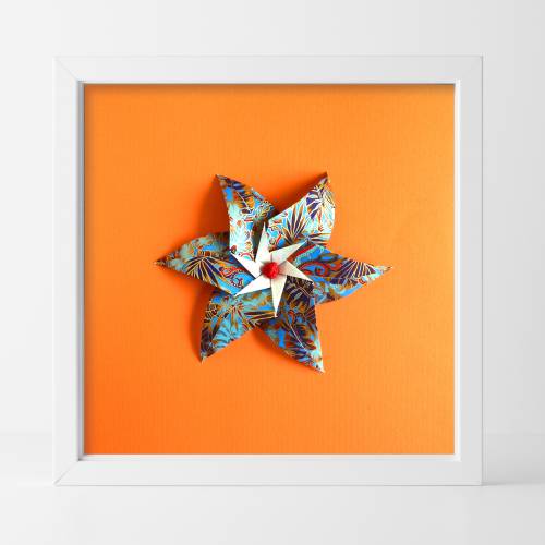 Papierblüte auf orange// Origami-Wandbild im Objektrahmen
