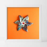 Papierblüte auf orange// Origami-Wandbild im Objektrahmen