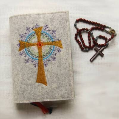 Bestickte Gotteslobhülle aus Filz *Kreuz mit Ornamente *individuell angefertigt