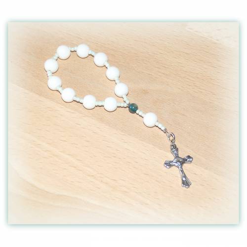 kleiner Rosenkranz weiß und softmintfarben mit Jesus Kreuz, Minirosenkranz