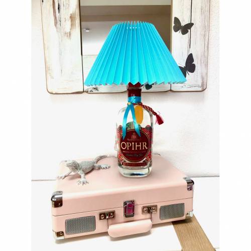 Opihr  Gin Flaschenlampe mit türkisem Faltenlampenschirm