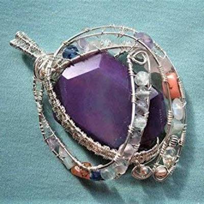 Anhänger 80 x 55 mm mit lila Achat groß im Edelsteinmix handgemacht am Halsreif Drahtschmuck wirework silberfarben