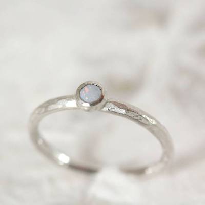 Opal Ring mit Struktur, Stapelring, Sammelring, Beisteckring, Zusteckring, schmal, Silberring, Cabochon, gehämmert, zise