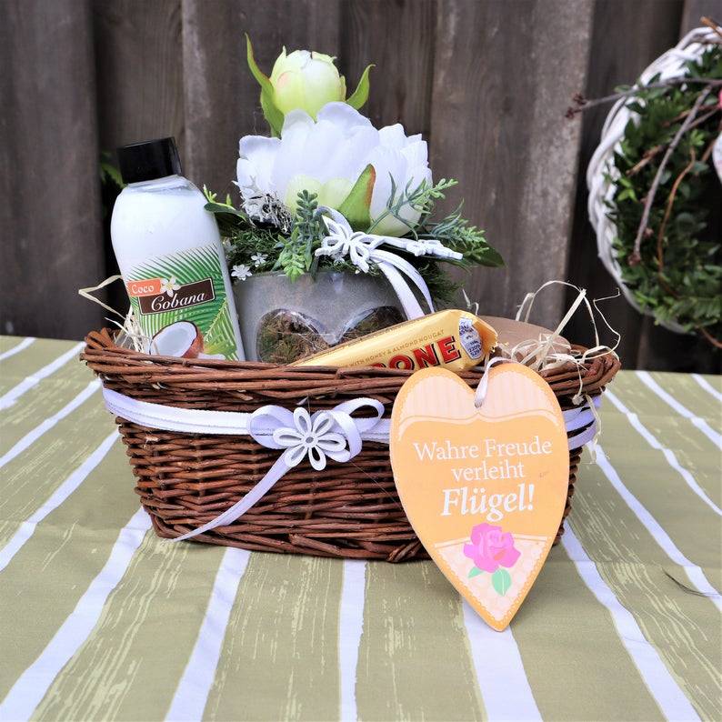 Wellness Set mit Gesteck und Delikatesse, Geschenk Set im Korb